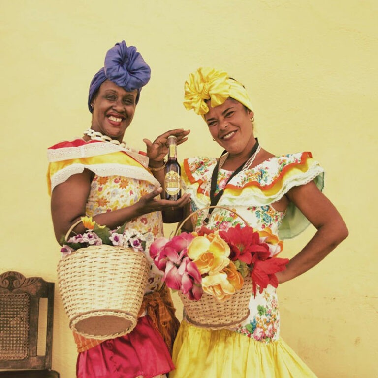 Zwei kubanische Frauen zeigen Gewara Limonade